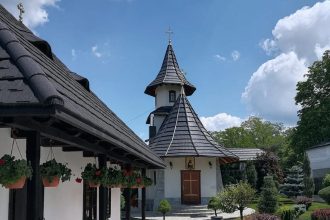 Trei ierarhi vor slujba maine la o manastire din judetul Botosani Credinciosii sunt invitati la hram