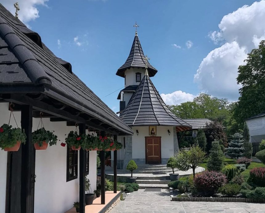 Trei ierarhi vor slujba maine la o manastire din judetul Botosani Credinciosii sunt invitati la hram