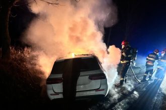 Un barbat de 44 de ani a fost gasit mort intr o masina