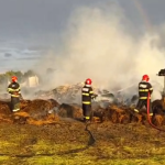 Un botosanean a suferit arsuri in timp ce incerca sa stinga un incendiu in gospodarie 15 tone de furaje au fost distruse de flacari