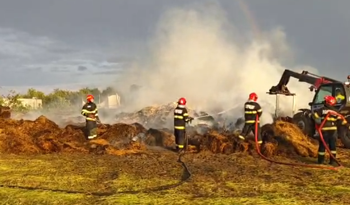 Un botosanean a suferit arsuri in timp ce incerca sa stinga un incendiu in gospodarie 15 tone de furaje au fost distruse de flacari