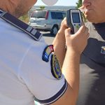 Un botosanean s a imbatat bine cu alcool apoi a urcat la volan Politistii l au coborat