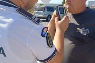 Un botosanean s a imbatat bine cu alcool apoi a urcat la volan Politistii l au coborat
