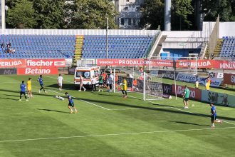 VIDEO Ambulanta prezenta pe terren inainte de meciul FC Botosani Corvinul Hunedoara Au fost necesare ingrijiri medicale