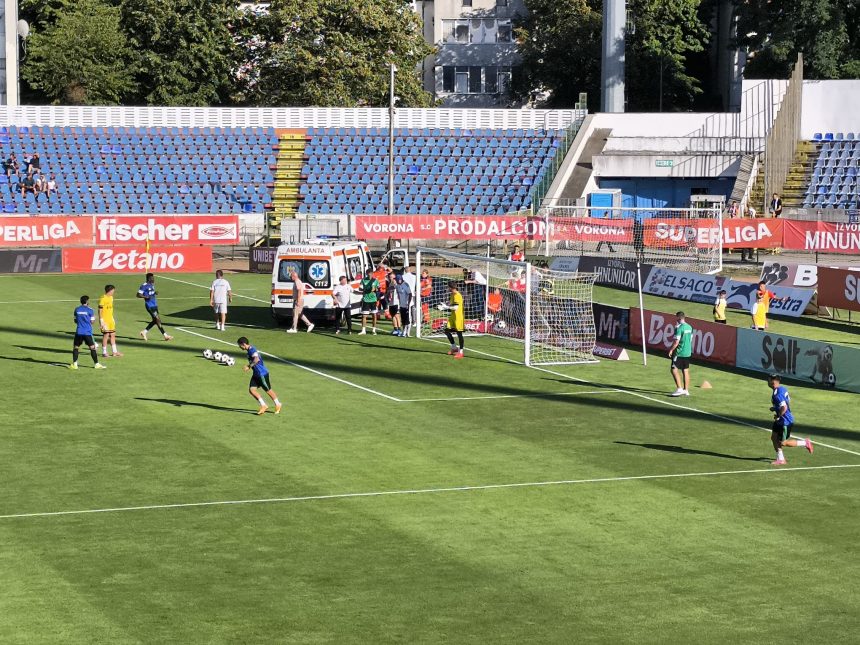 VIDEO Ambulanta prezenta pe terren inainte de meciul FC Botosani Corvinul Hunedoara Au fost necesare ingrijiri medicale