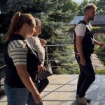 VIDEO Femeia din Botosani care si a ingropat concubinul in curte a fost prezentata astazi in fata instantei Ce hotarare au luat judecatorii