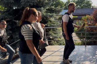 VIDEO Femeia din Botosani care si a ingropat concubinul in curte a fost prezentata astazi in fata instantei Ce hotarare au luat judecatorii
