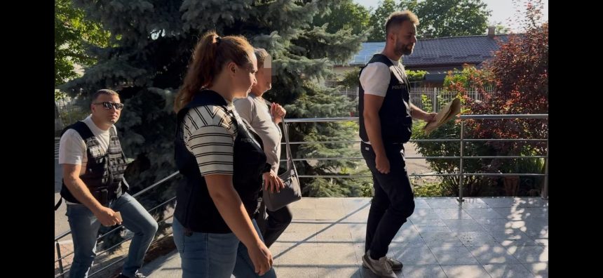 VIDEO Femeia din Botosani care si a ingropat concubinul in curte a fost prezentata astazi in fata instantei Ce hotarare au luat judecatorii