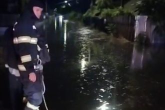 VIDEO Inundatii in municipiul Botosani Apa a patruns in opt gospodarii
