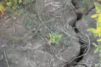 VIDEO Seceta a creat cratere imense in judeul Botosani Uitativa Crapaturi de peste jumatate de metru Doamne uite ce se intampla aici