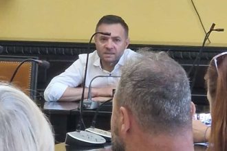 Zeci de parinti insotiti de copii au protestat in fata Primariei pentru a determina acelerarea lucrarilor la Scoala nr 13 Ce a declarat primarul
