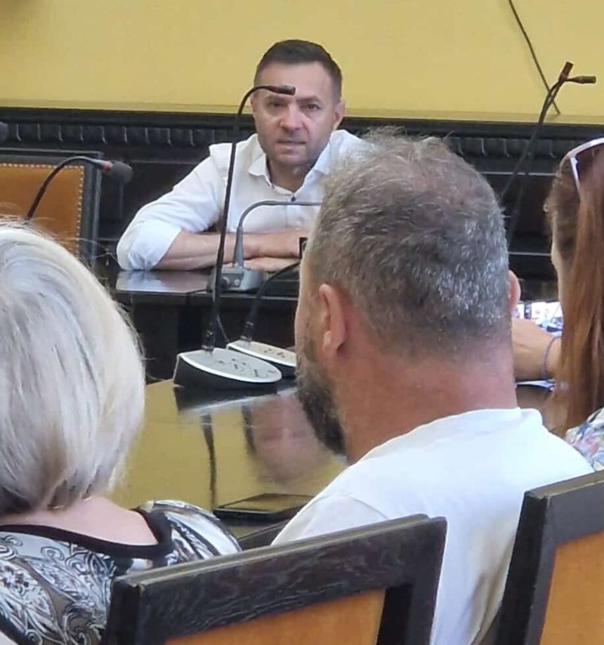 Zeci de parinti insotiti de copii au protestat in fata Primariei pentru a determina acelerarea lucrarilor la Scoala nr 13 Ce a declarat primarul