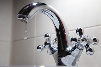 avarie provocata de un constructor la reteaua de apa complexul alfa land si 11 localitati din judetul botosani fara apa