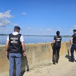 foto braconaj si barci interzise in zona protejata jandarmii si garda de mediu au efectuat o descindere la rogojesti bucecea