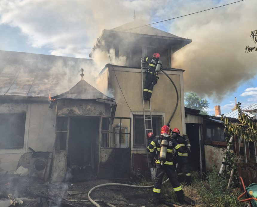 foto ghinion de nesuport pentru un barbat din judetul botosani casa i a ars si a fost internat in spital