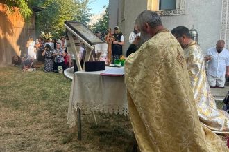 foto in genunchi pentru ploaie credinciosii din botosani s au rugat impreuna cu preotii pentru a scapa de secheta