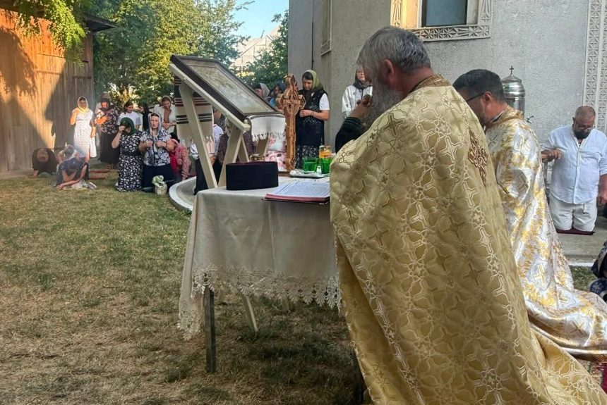 foto in genunchi pentru ploaie credinciosii din botosani s au rugat impreuna cu preotii pentru a scapa de secheta