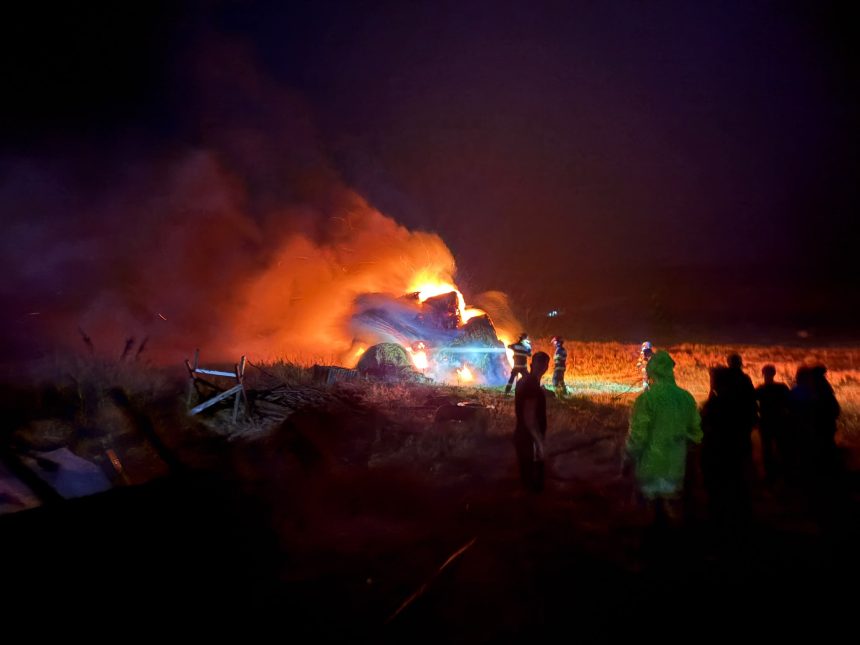 foto video incendiu devastator in noaptea trecuta intr o localitate din Botosani totul a fost cauzat de un trasnet