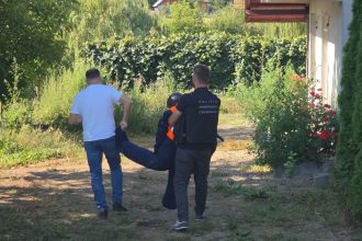 fotografie femeia din botosani acuzata ca si a ucis si ingropat concubinul a fost dusa din nou la locul crimei anchetatorii au reconstituit cum s a desfasurat tragicul incident