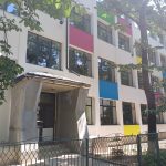sute de parinti din botosani ale caror copii invata la scoala 13 anunta un nou protest dupa ce li s a interzis accesul pentru a verifica stadiul lucrarilor la unitate primarul a anuntat ca elevii vor incepe scoala in octombrie