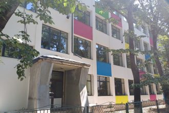 sute de parinti din botosani ale caror copii invata la scoala 13 anunta un nou protest dupa ce li s a interzis accesul pentru a verifica stadiul lucrarilor la unitate primarul a anuntat ca elevii vor incepe scoala in octombrie