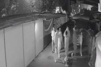 video 15 tineri surprinsi furand pepeni verzi dintr un chiosc din botosani au fost aruncati si distrusi in piata