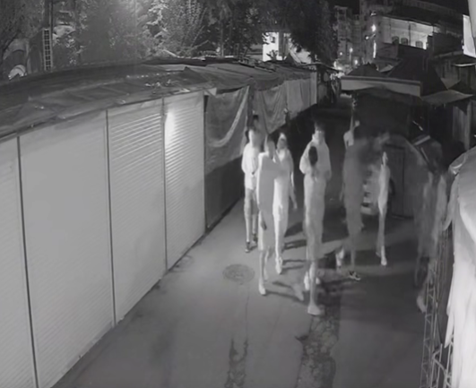 video 15 tineri surprinsi furand pepeni verzi dintr un chiosc din botosani au fost aruncati si distrusi in piata