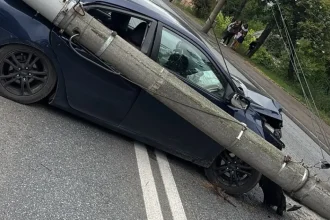 Accident cu două victime. O mașină a intrat într-un stâlp