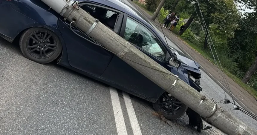 Accident cu două victime. O mașină a intrat într-un stâlp
