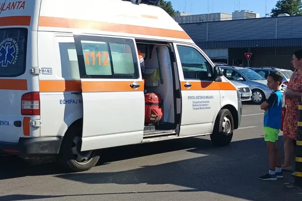Accident în parcarea unui hipermarket din Botoșani. Tânăr ajuns la spital în stare gravă