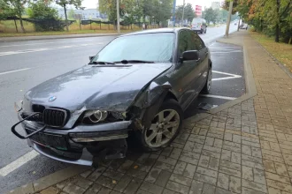 Accident la Botoșani! Un tânăr a intrat cu BMW-ul într-un taxi