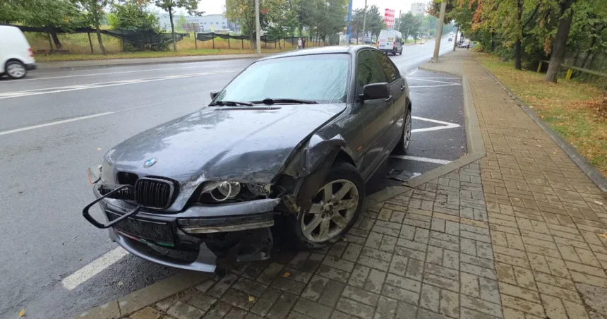 Accident la Botoșani! Un tânăr a intrat cu BMW-ul într-un taxi
