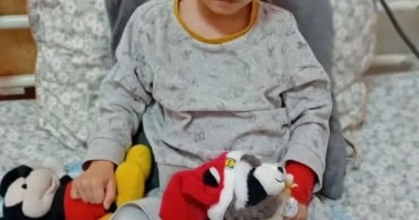 Băiețel de 5 ani, luptă disperată ca să-și audă mama