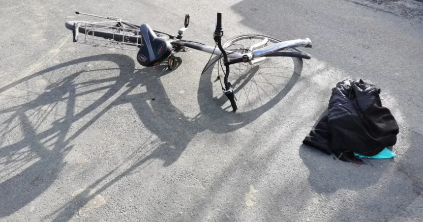 Biciclist dezechilibrat, lovit de microbuz pe un drum județean din Botoșani