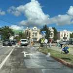 Calea Națională din Botoșani, „spălată” dis-de-dimineață. Apa curge în voie pe stradă