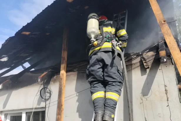 Casă mistuită de flăcări într-o localitate din Botoșani. Vecinii au dat alarma