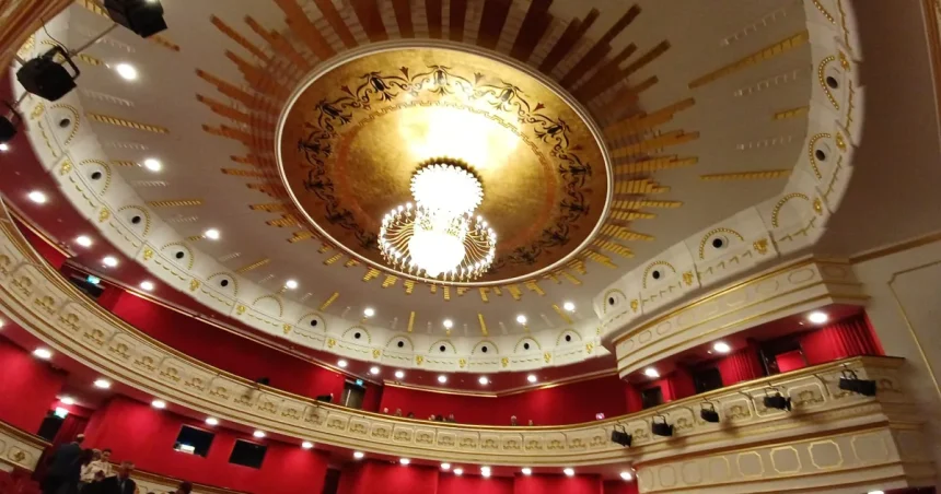 Cât costă o ședință foto în sala de spectacole a Teatrului Mihai Eminescu din Botoșani