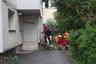 Clipe de panică într-un bloc din Botoșani. Un copil a rămas blocat într-o cameră