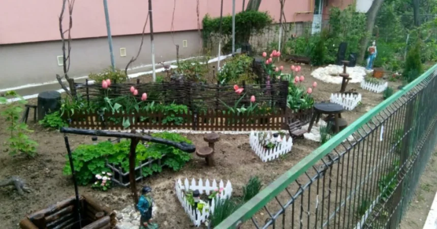 Cui îi aparține spațiul verde din fața blocului și când pot locatarii să facă modificări