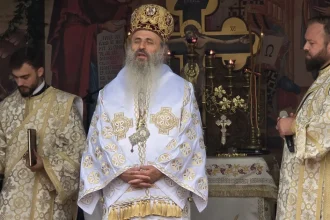 Distincție acordată de mitropolitul Teofan unui preot din Botoșani