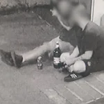 Doi tineri din Botoșani au băut în fața blocului. Nota de plată le-a stricat cheful