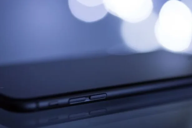 Două telefoane, o decizie: cine câștigă când specificațiile nu mai contează