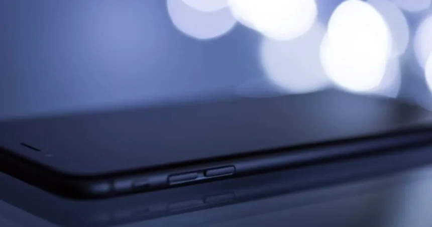 Două telefoane, o decizie: cine câștigă când specificațiile nu mai contează