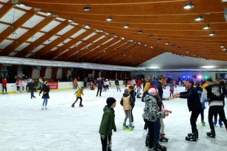 Elevii au acces gratuit la patinoarul Cornișa și iarna viitoare. Condițiile Primăriei