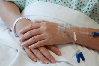 Femeie din Botoșani, grav bolnavă. Apel la donatori: „Copiii o așteaptă acasă”