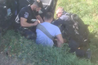 FOTO Accident cu două mașini în Botoșani! Un tânăr, salvat de jandarmi