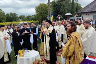 FOTO Altar de vară sfințit de Preasfințitul Nichifor Botoșăneanul