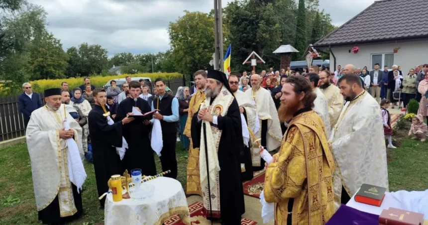 FOTO Altar de vară sfințit de Preasfințitul Nichifor Botoșăneanul
