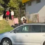 FOTO Fată din Botoșani umilită de tinere. „Au pus-o să își ceară iertare în genunchi”