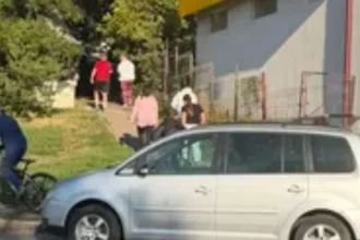 FOTO Fată din Botoșani umilită de tinere. „Au pus-o să își ceară iertare în genunchi”